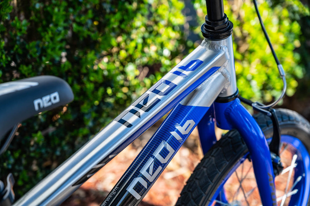 Neo+ 16 Boys Brushed Alloy / Blue, Black Fade